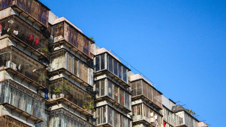 Comment assurer une protection de faible hauteur : garde-corps adaptés