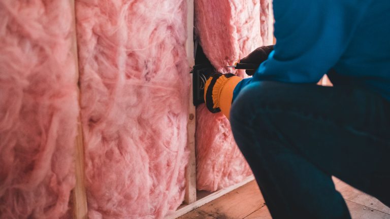 Ton isolation des combles tassée perd sa performance : pourquoi et comment la réparer ?