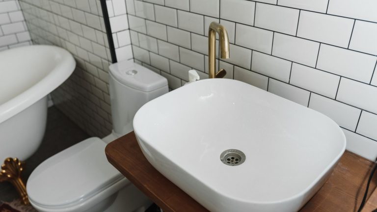 Pourquoi ton silicone ne tient pas en salle de bains et comment le faire tenir ?